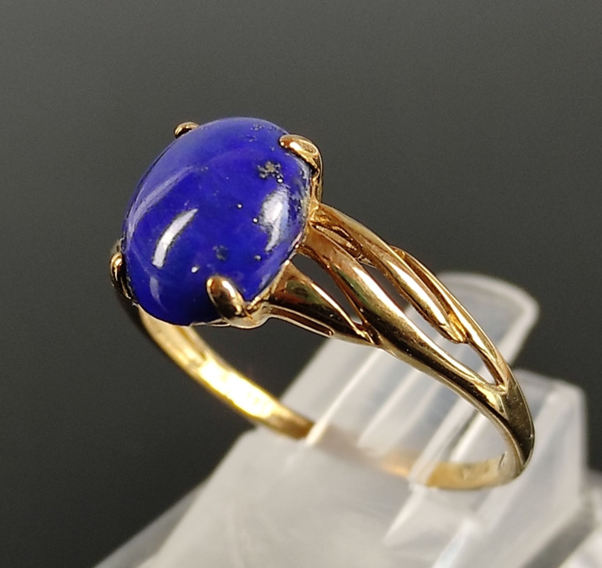 Lapislazuli-Goldring, Ringkopf besetzt mit einem ovalen royalblauen, natürlichen Lapislazuli-Caboch - Bild 3 aus 4