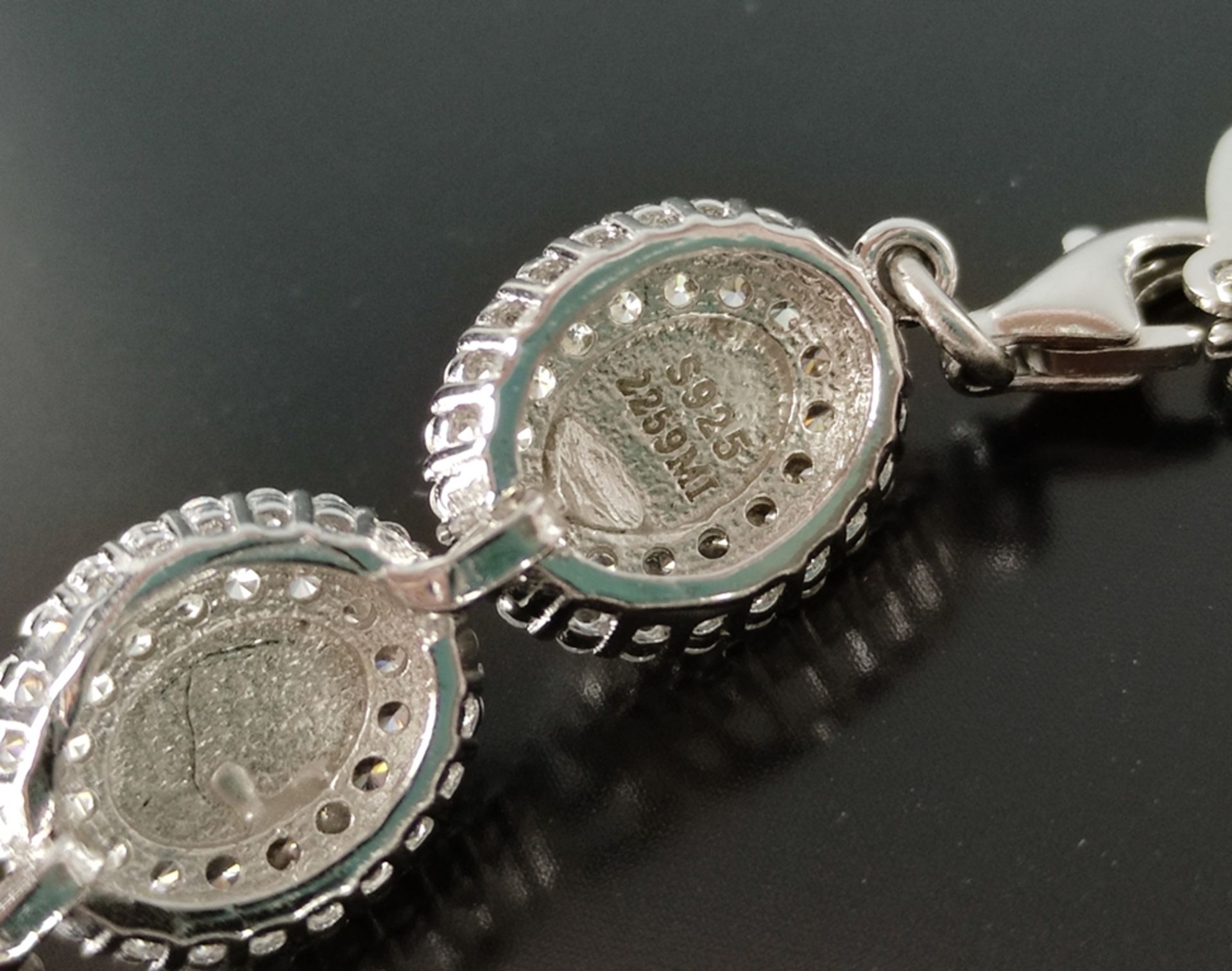Opal-Armband, Silber 925, aus 14 ovalen Gilson Opalen, jeweils von einer Zirkonia-Entourage umgeben - Bild 3 aus 3