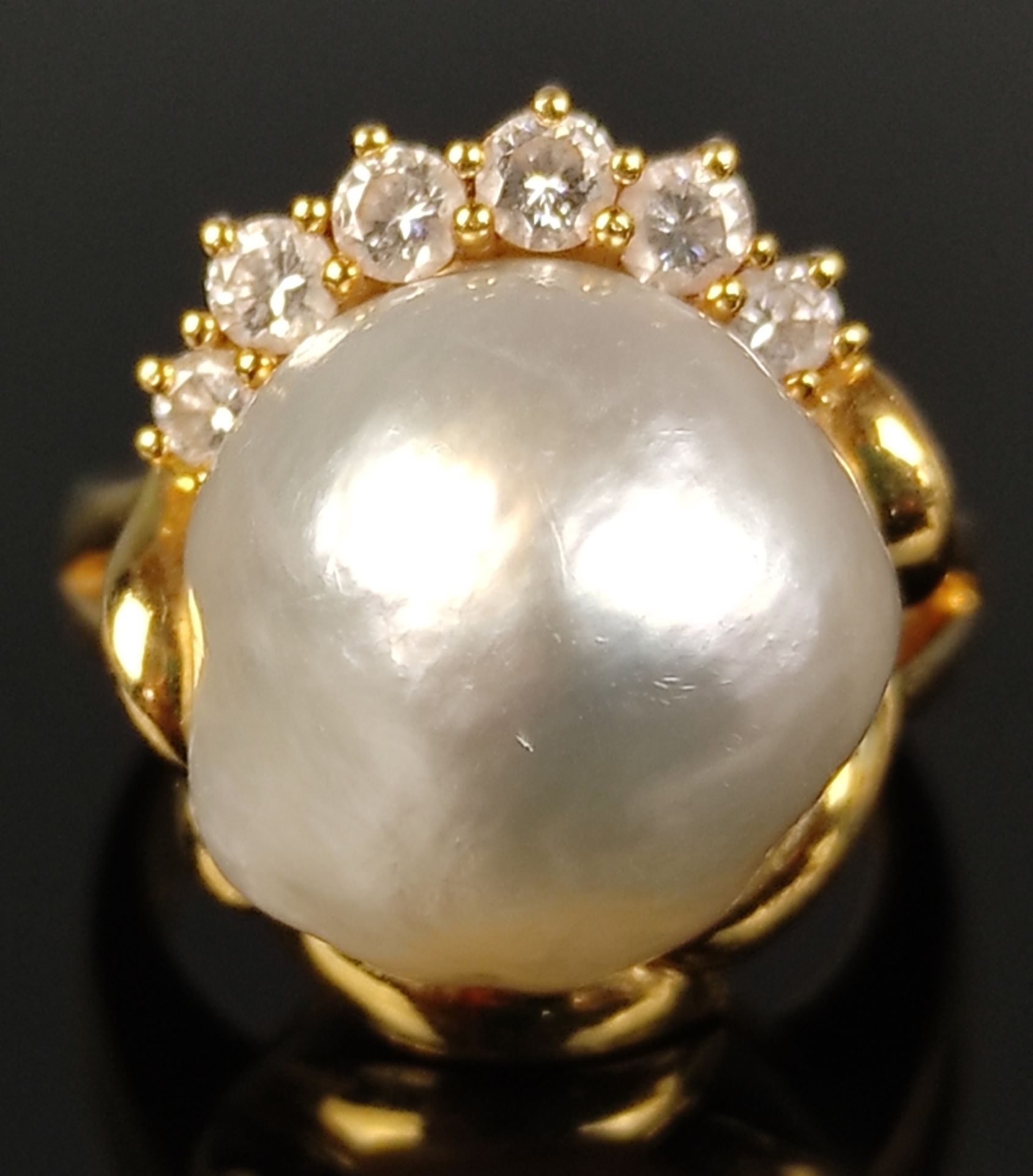 Ring with large baroque pearl surrounded by 7 diamonds, around ca. 0,6ct, signed AK, 750/18K yellow - Image 2 of 4