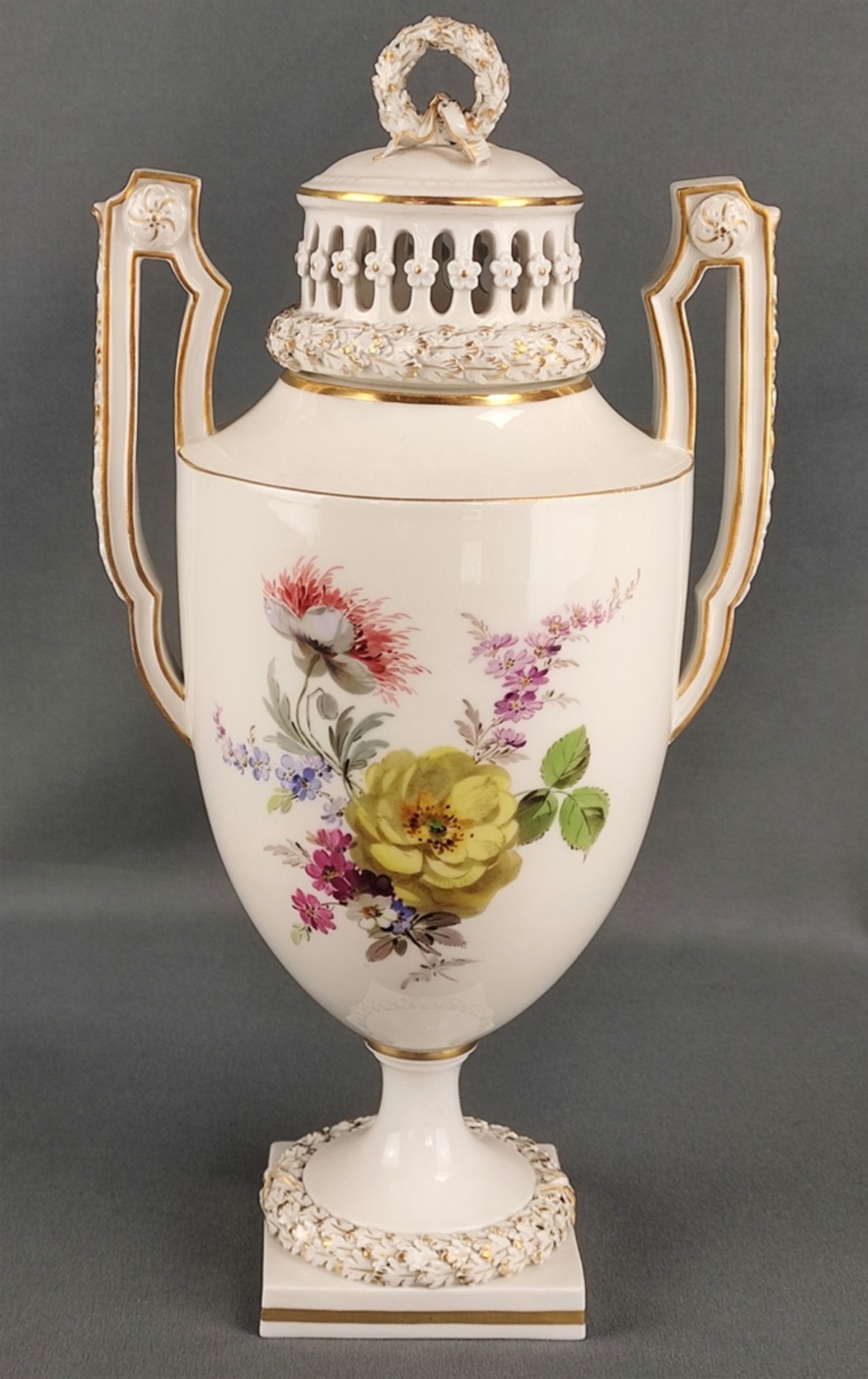 Henkel-Vase, Schwertermarke Meissen, 2. Wahl, Knaufzeit, vor 1924, rechteckige Standplatte, Vase mi