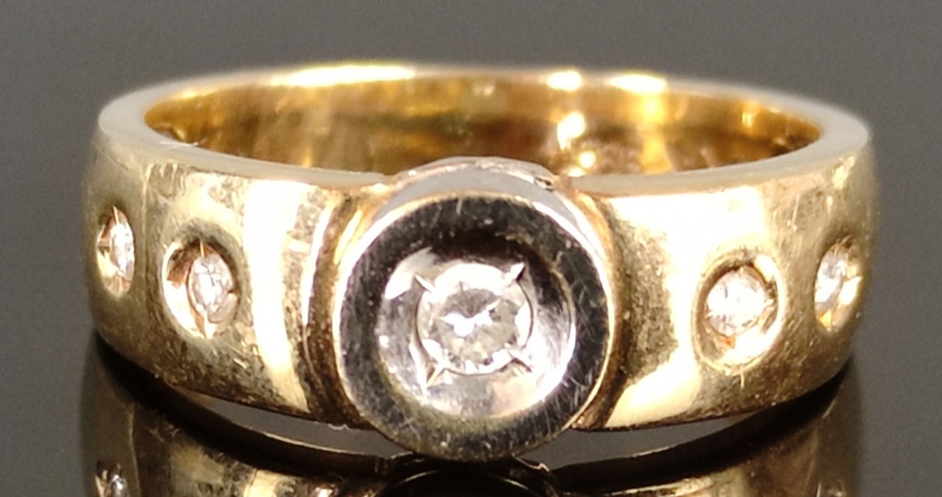 Brillant-Ring, mit 5 kleinen Brillanten, 585/14K Gelb- und Weißgold, 4,2g, Ringgröße 51 - Bild 2 aus 4