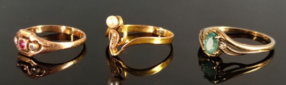 3 Gold-Ringe, einer mit einem hellblauen Schmuckstein, Gelbgold 333/8K, Größe 56, einer mit einem k