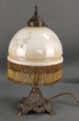 Tischlampe, geschwungener gegossener Standfuß, halbrunde Glaskuppel mit Kirschblüten-Dekor und Perl