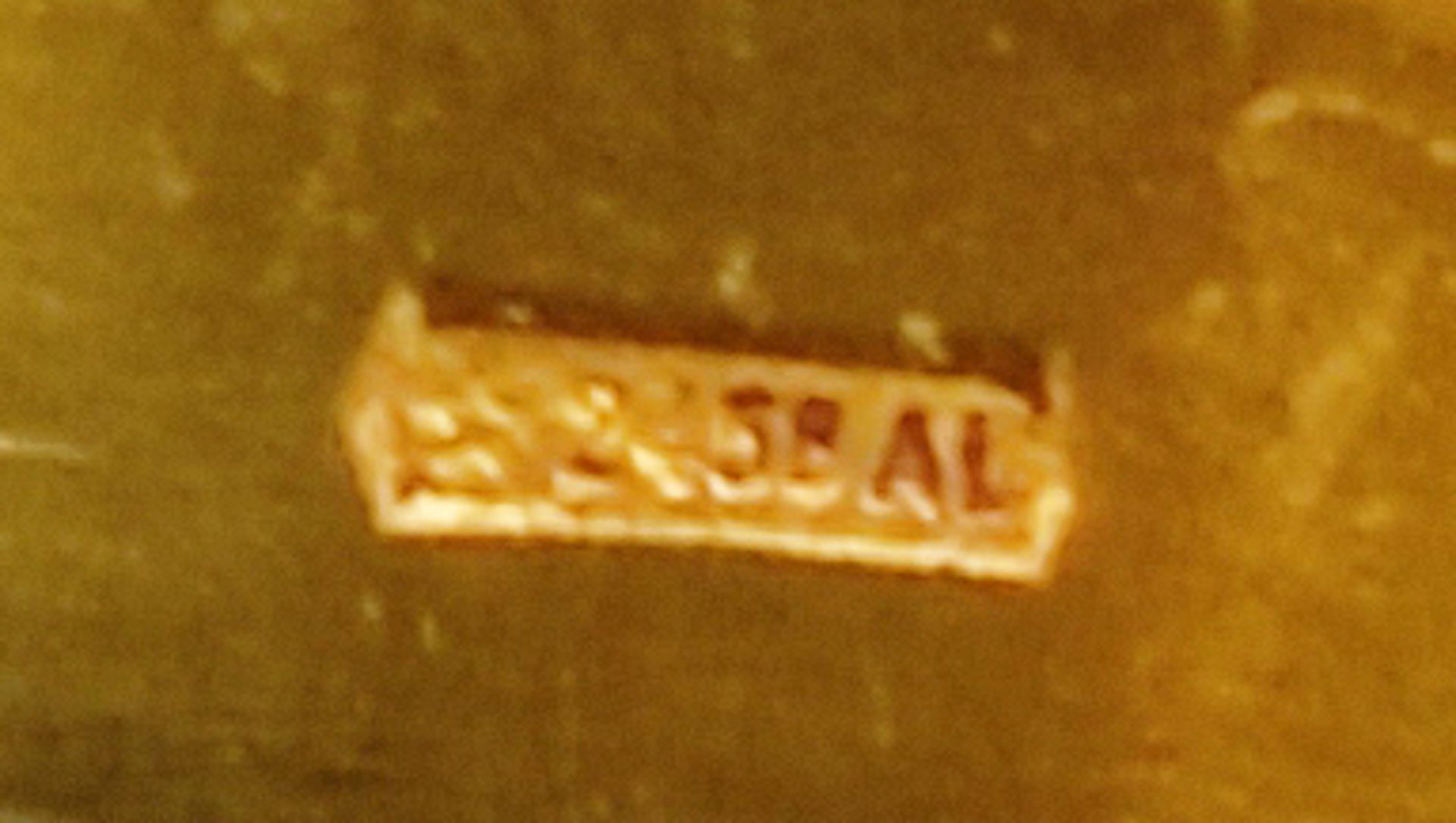 Brillant-Ring, ca. 0,14ct, breites Band aufwendig gearbeitet mit mattiertem Gelbgold, 750/18K Gelbg - Bild 5 aus 6