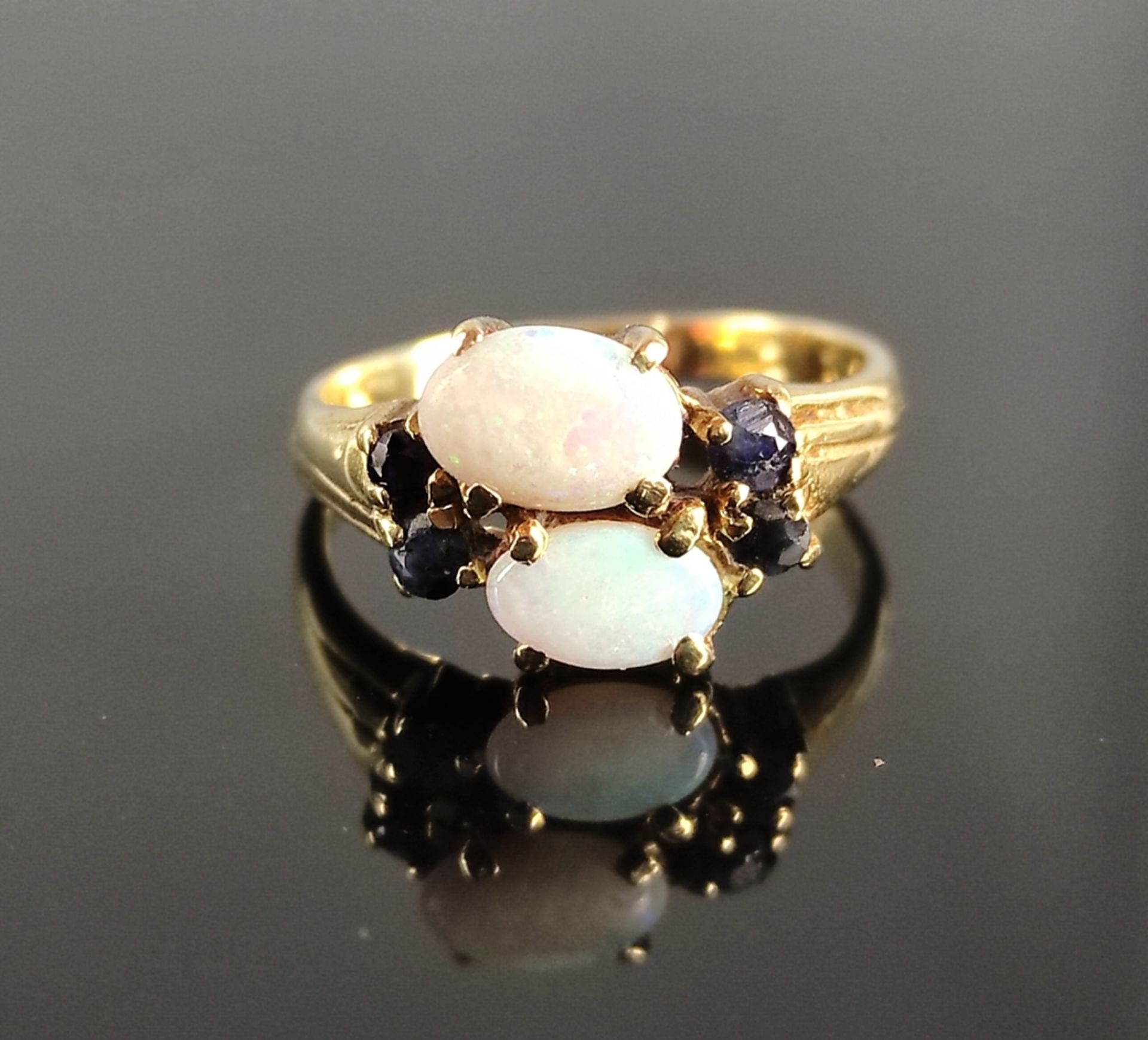 Opal-Ring, mit zwei Opal-Cabochons, darum 4 kleine Saphire, 585/14K Gelbgold, 2,7g, Ringgröße 50 - Bild 2 aus 4