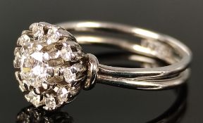 Brillant-Ring, mit zentralem Brillant um ca. 0,5ct, F-VVS und 10 Diamanten, 8/8, zusammen ca. 0,30c