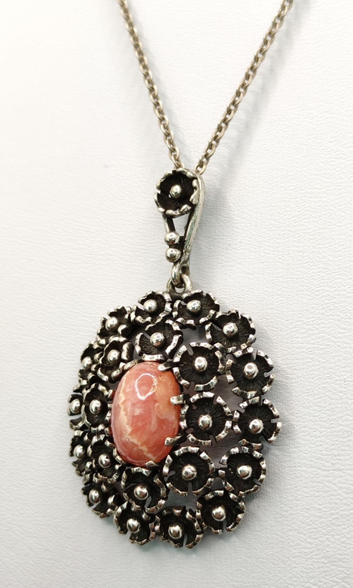 Anhänger, mittig rosa und gebänderter Cabochon, eingefasst von Blumen, 4,7x2,7cm, Silber 835, an Ke - Bild 3 aus 5