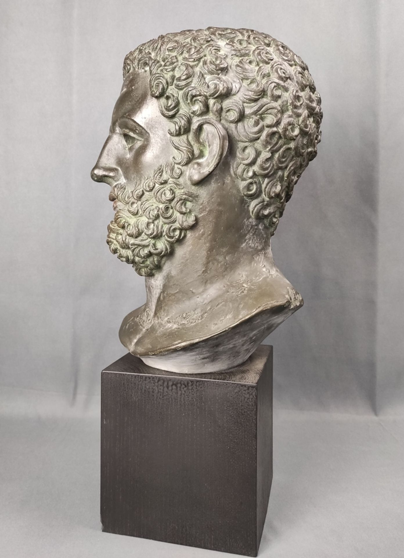 Hercules head, art casting from the Louvre, H 32 cm, with black wooden base height 51cm - Image 5 of 5