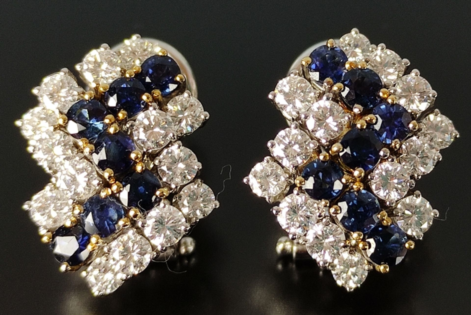 Pair of earrings, studs set with 7 sapphires and 14 diamonds each, ca. 2,5ct, 750/18K white and yel