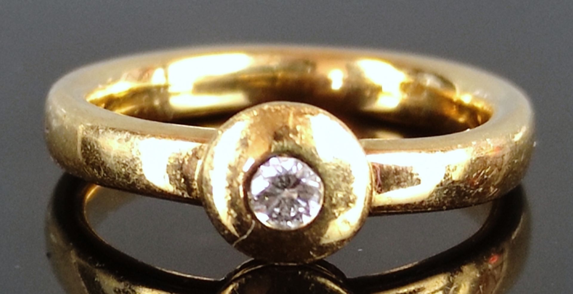 Brillant-Ring, mittig rund eingefasster Brillant um 0,05ct, 750/18K Gelbgold, Vintage, 1980er Jahre - Bild 2 aus 4