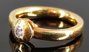 Brillant-Ring, mittig rund eingefasster Brillant um 0,05ct, 750/18K Gelbgold, Vintage, 1980er Jahre