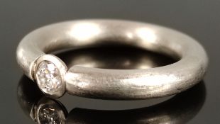 Brillant-Platin-Ring, runde mattierte Ringschiene, mittig Brillant um 0,23ct, Platin 950, 10g, Ring