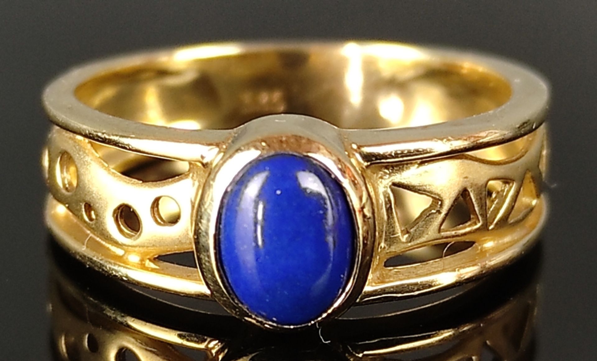 Lapislazuli-Ring, an durchbrochen gearbeiteter Ringschiene, 585/14K Gelbgold, 3,6g, Ringgröße 54 - Bild 2 aus 4