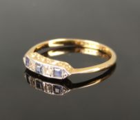 Brillant-Saphir-Ring, Schauseite besetzt zwei Brillanten und 3 Saphiren, 750/18K Gelbgold, Goldschm