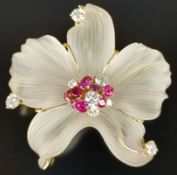 Exklusive Brosche als Blüte ausgeformt, Bergkristall, 750/18K Gelbgold, besetzt mit 8 Diamanten und