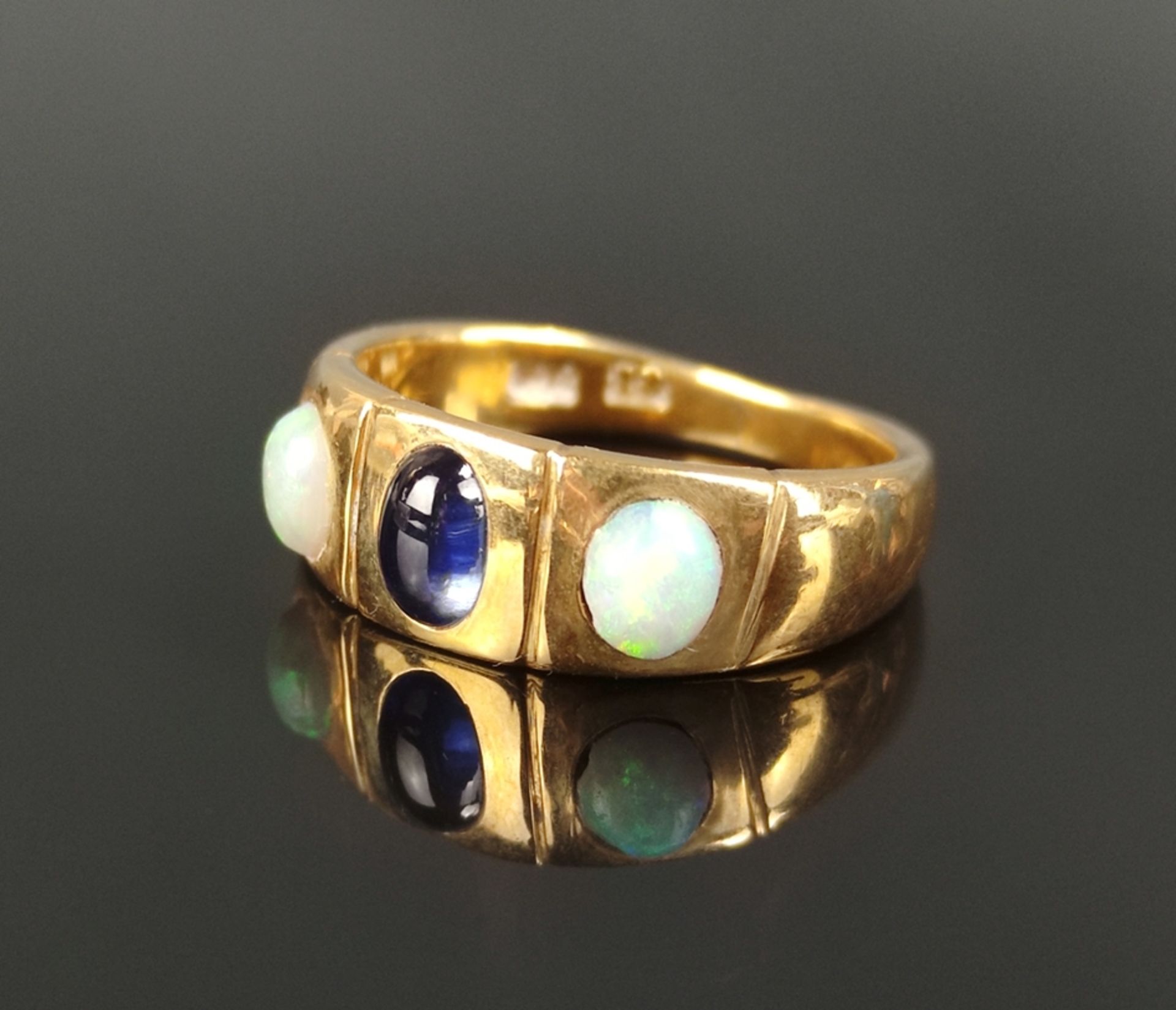 Opal-Saphir-Ring, mittig Saphir-Cabochon (ca.6x4mm), je daneben ein Oval-Cabochon, wohl England, 75