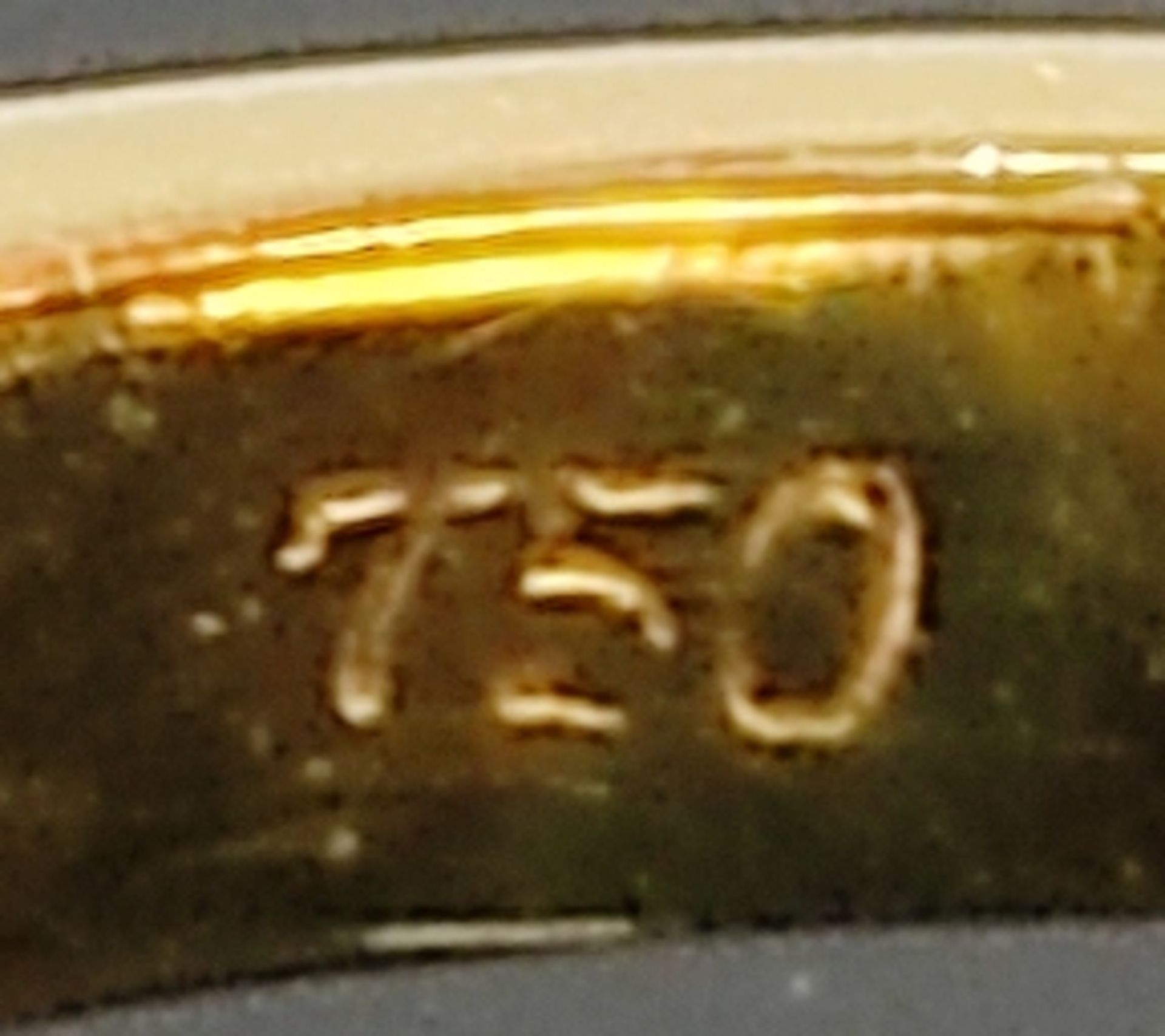Ring, besetzt mit 13 Brillanten, 5 Saphiren und 5 Rubinen, 750/18K Gelbgold, 3,9g, Ringgröße 55 - Bild 4 aus 4