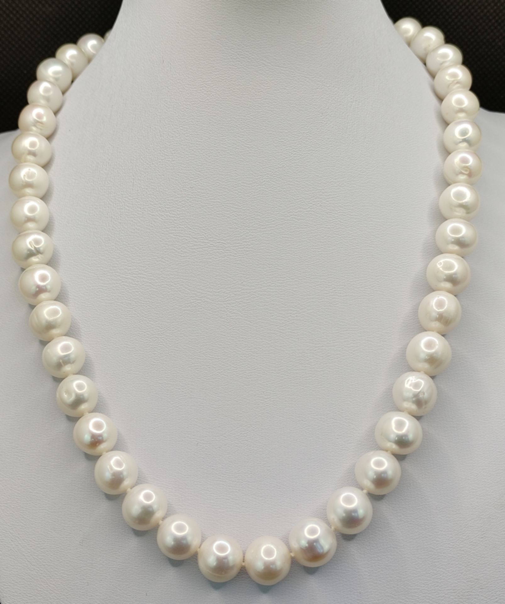 Pearl necklace, white luster, cultured pearls, spherical magnetic clasp, diameter pearls approx. 1c - Image 2 of 3