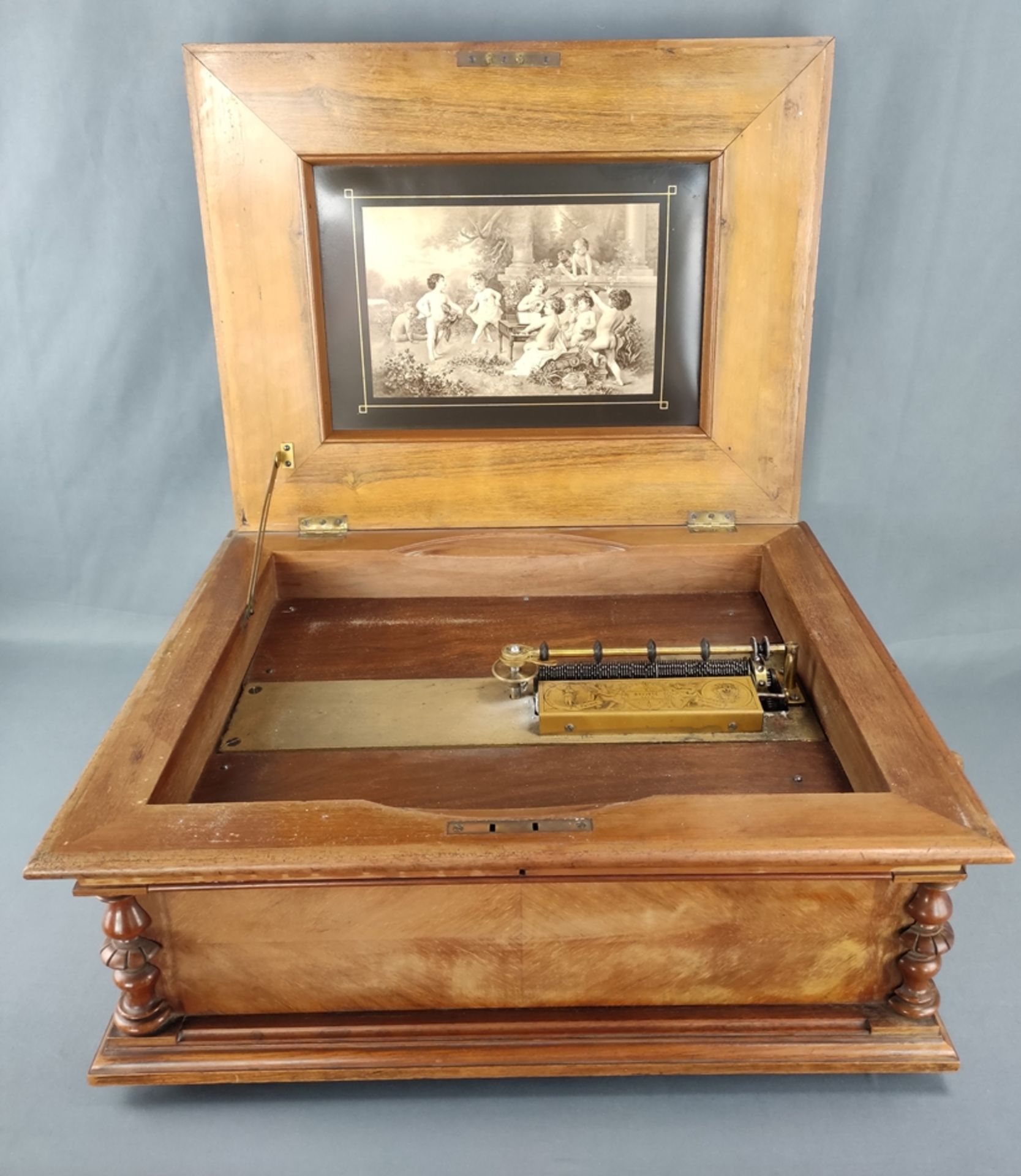 Lochplatten-Automat, Polyphon, Plattenspieldose, Historismus-Holzgehäuse, auf dem Deckel Musikinstr - Bild 2 aus 4