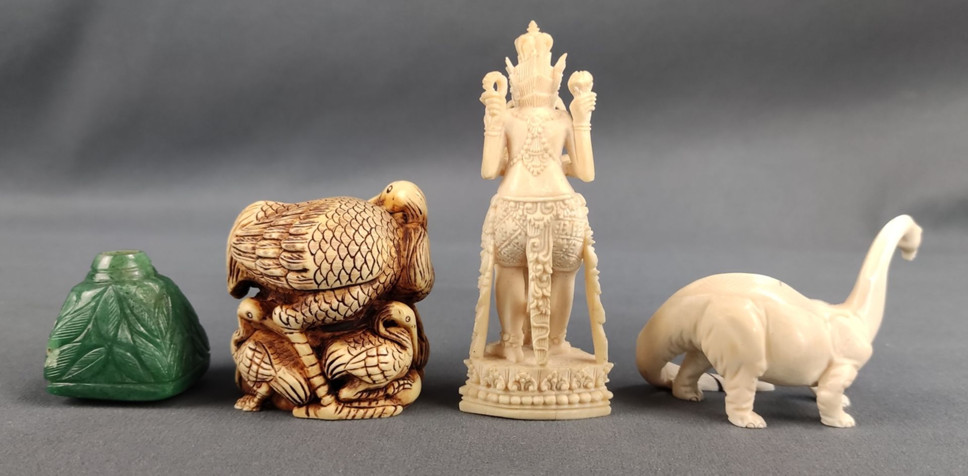 Mixed set of miniatures, Indian deity carved from bone, worked in relief, h 9,5 cm, crane with chic - Image 2 of 6