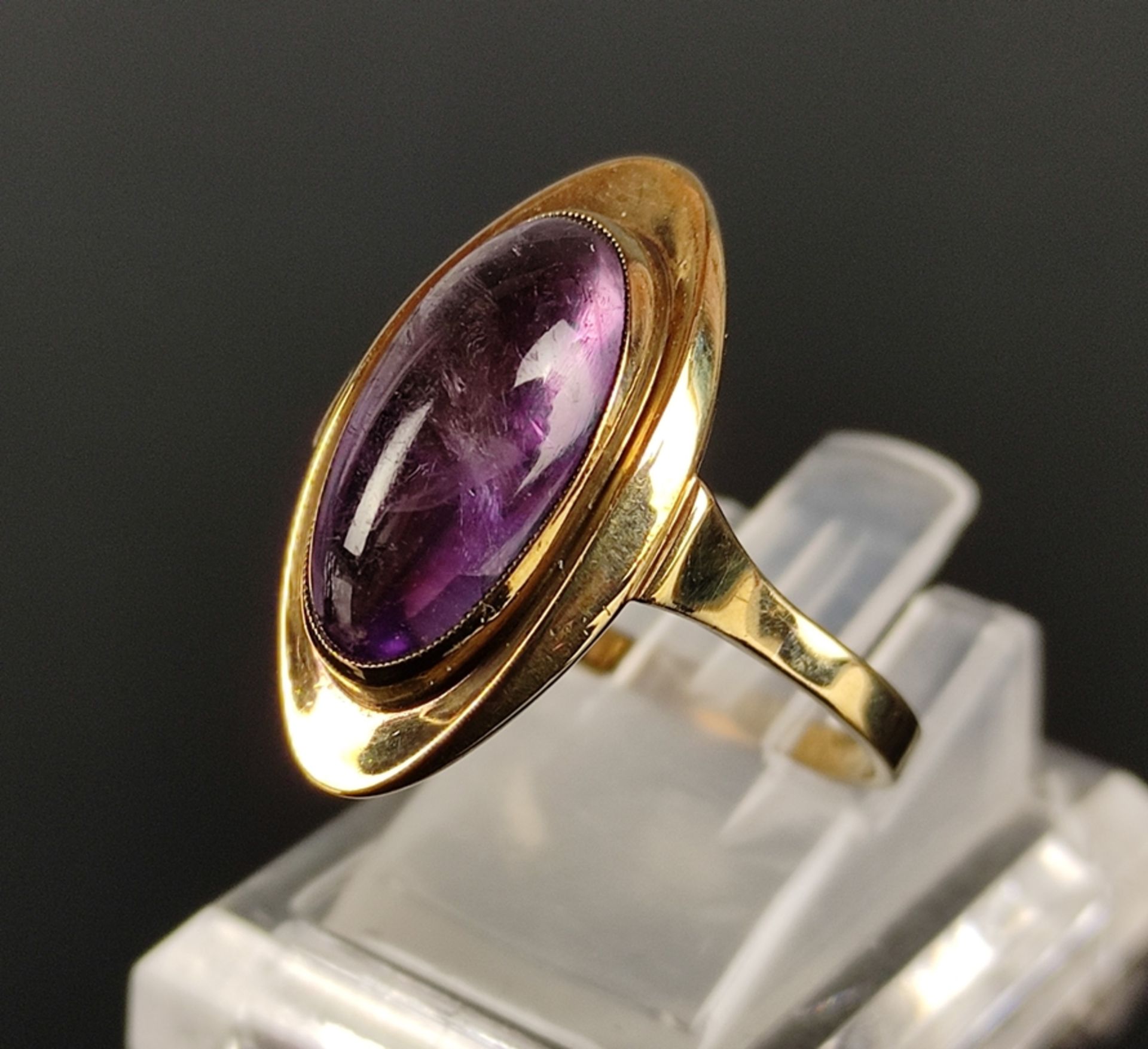 Art-Déco-Amethyst-Ring, Ringkopf in Navette-Form gearbeitet und in einem langovalen natürlichen Ame - Bild 3 aus 4