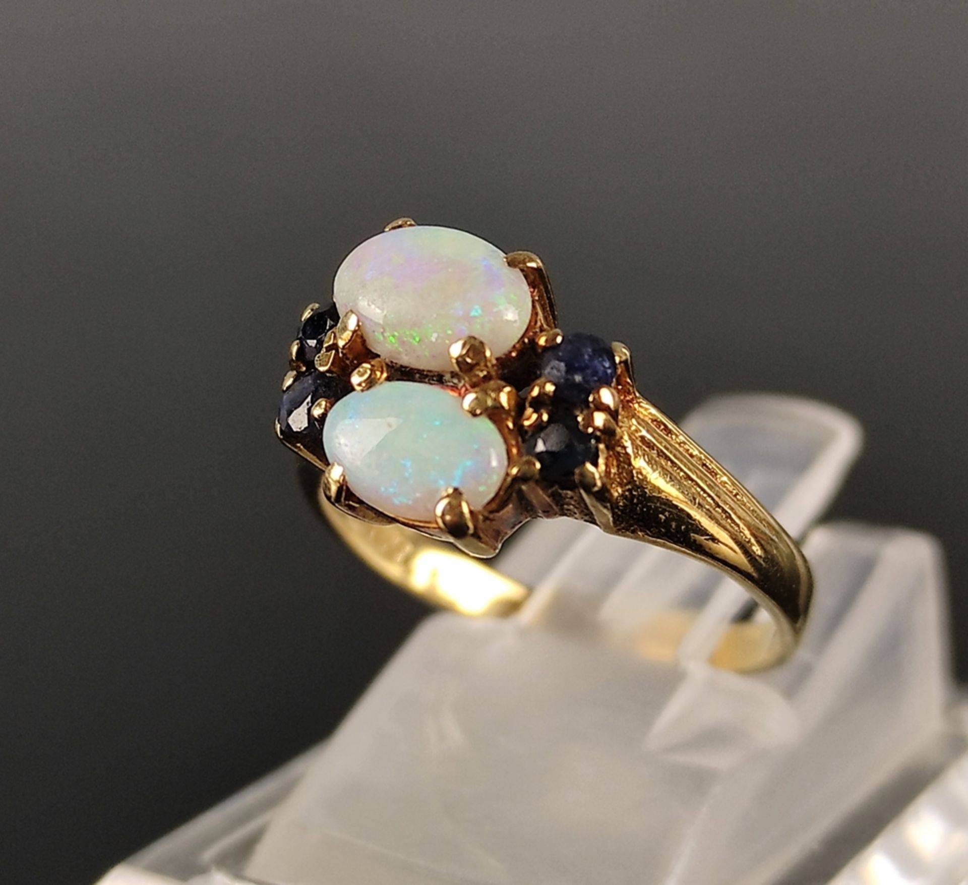 Opal ring, with two opal cabochons, around them 4 small sapphires, 585/14K yellow gold, 2,7g, ring  - Image 3 of 4