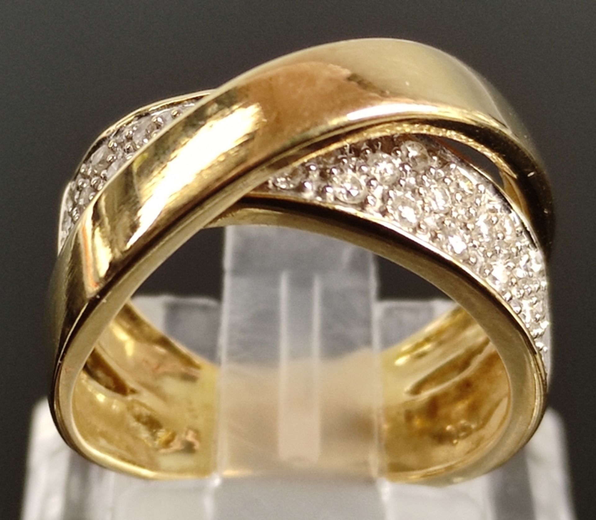 Ring, aus zwei Bögen, einer besetzt mit 39 Brillanten von zusammen um 0,4ct, 750/18K Gelbgold, 6,1g - Bild 3 aus 3