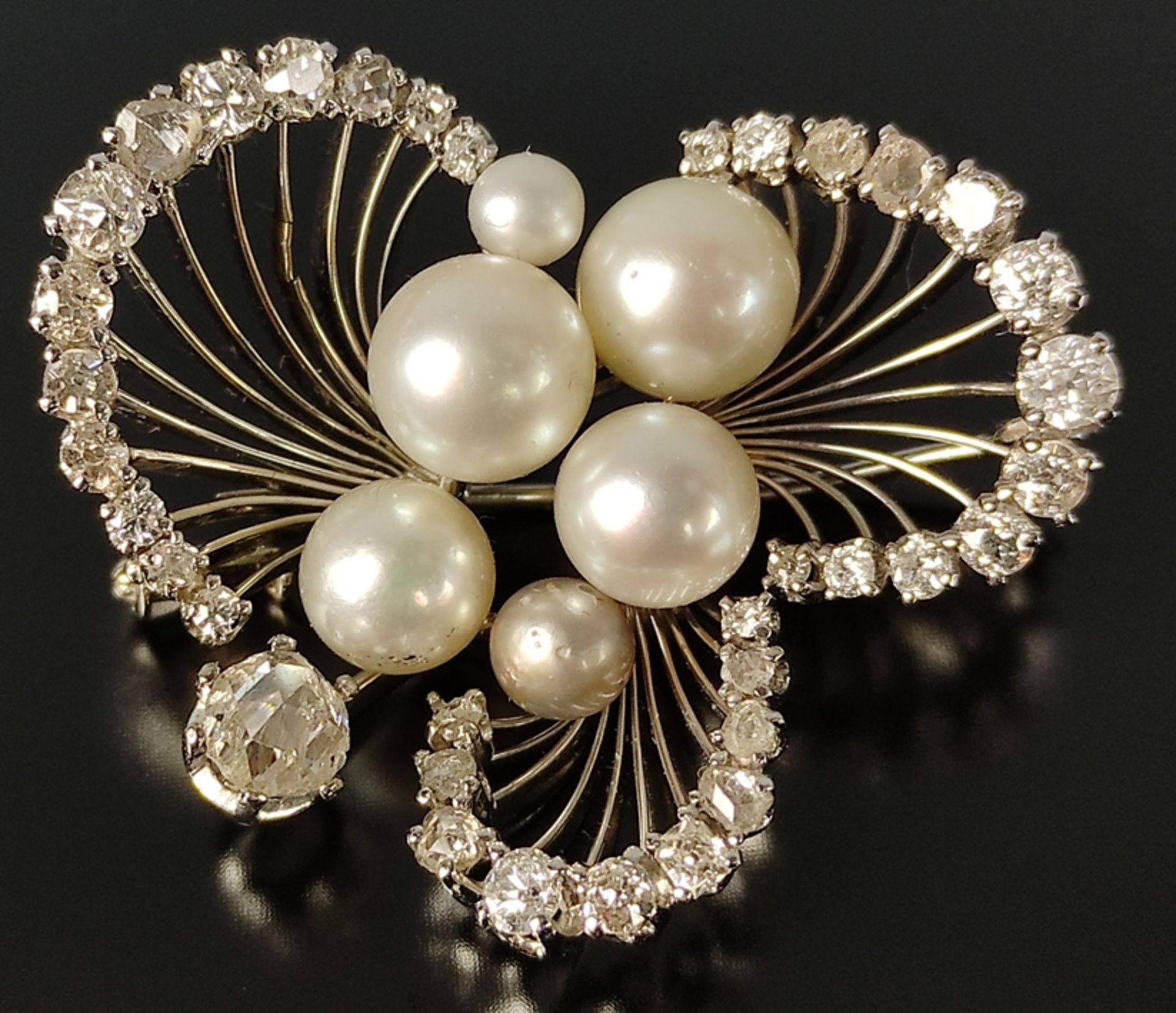 Feine Brosche mit Perlen und 36 Brillanten, geformt mit geschwungenen Bögen, diese getragen von fei
