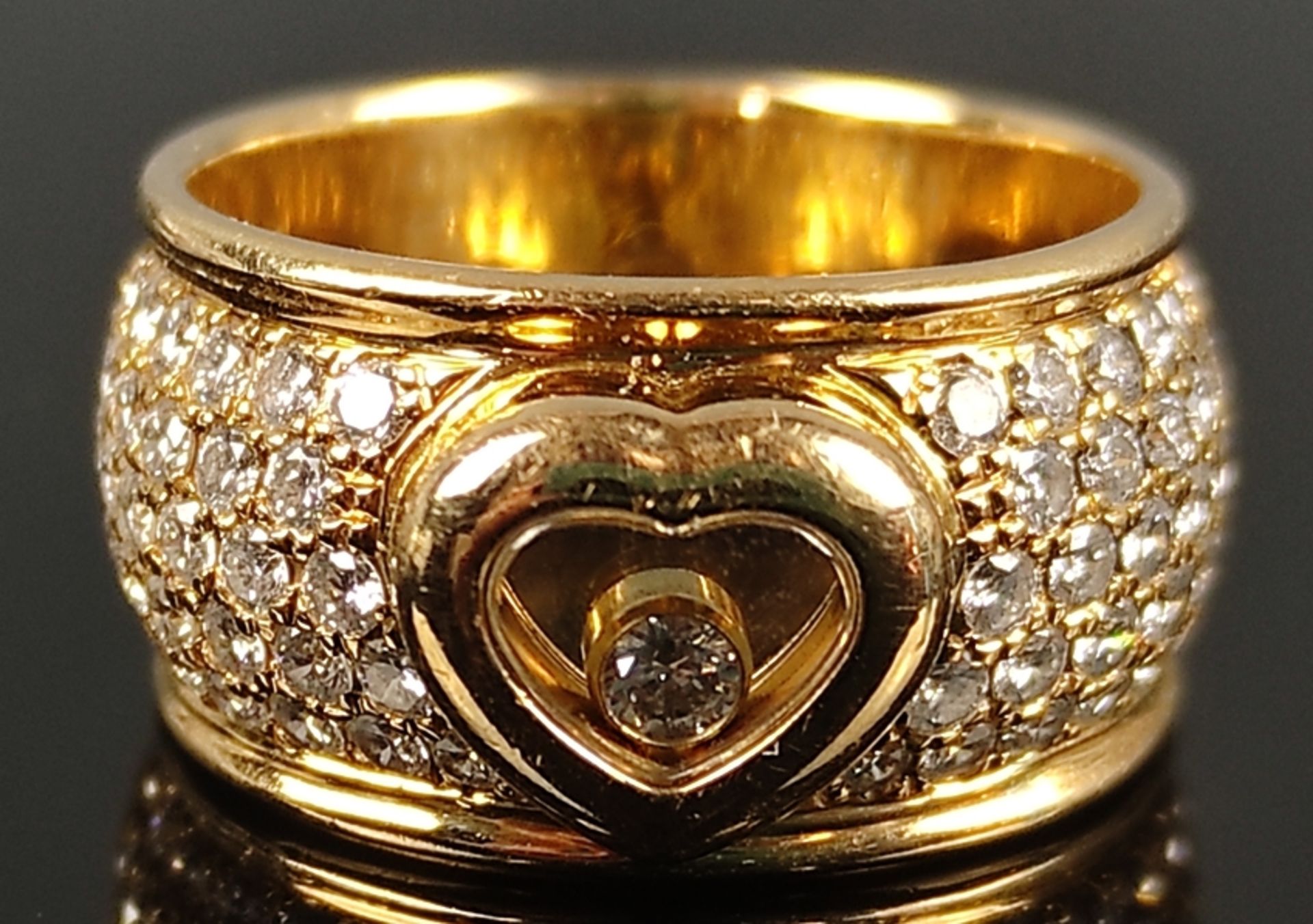 Happy-Diamond-Ring, Chopard, breite Ringschiene besetzt mit Brillanten, mittig Herz mit beweglichem - Bild 2 aus 4