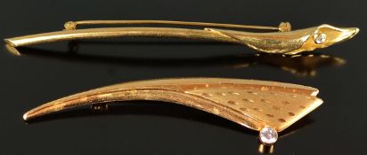 2 baton shaped brooches, each set with a gemstone, 333/8K yellow gold, 6,1g, 8,5cm and 6,5cm