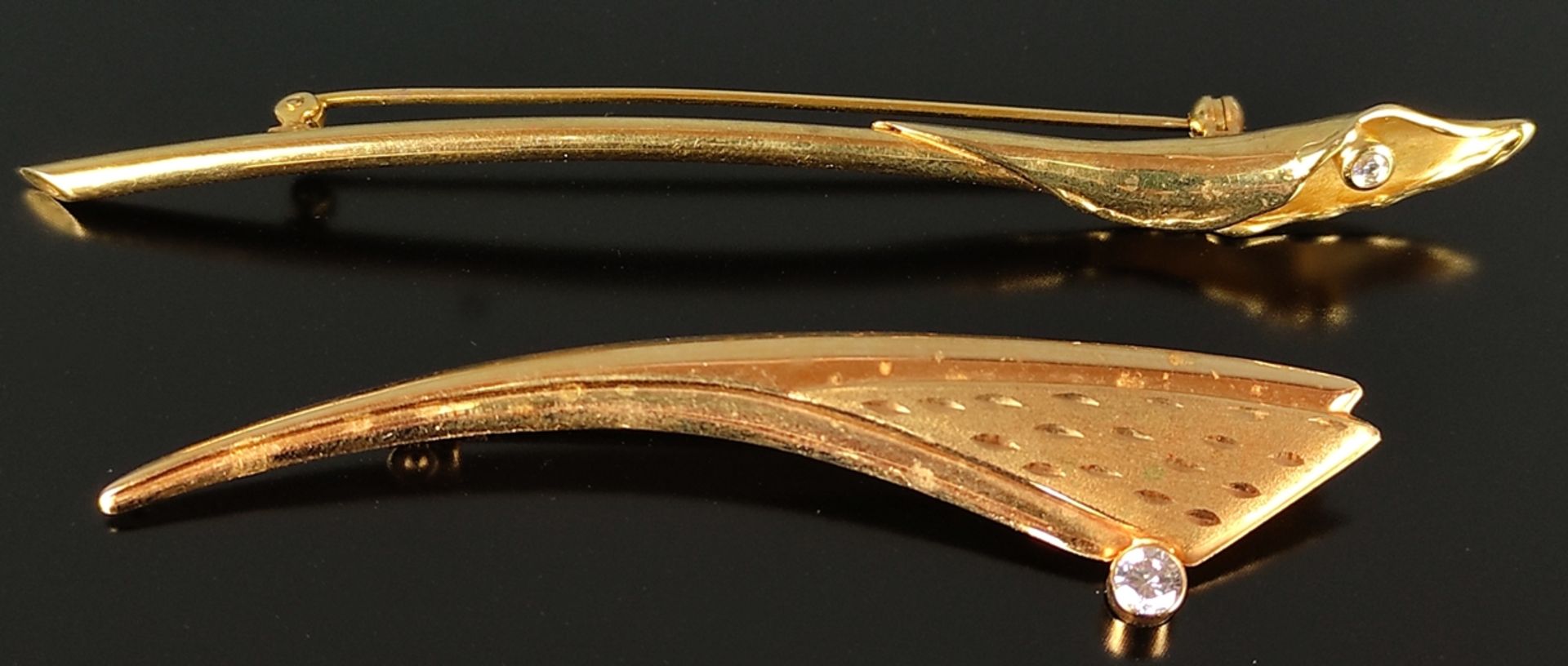 2 baton shaped brooches, each set with a gemstone, 333/8K yellow gold, 6,1g, 8,5cm and 6,5cm