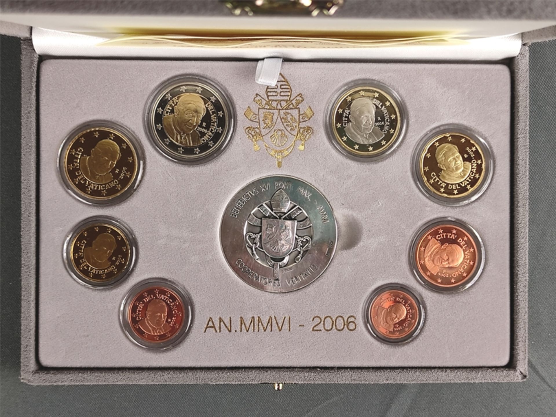 Vatikan-KMS 2006, 8 Münzen: 2 und 1 Euro, 50, 20, 10, 5, 2, 1 Eurocent, Auflage 16.000, Medaille Hl - Bild 2 aus 2