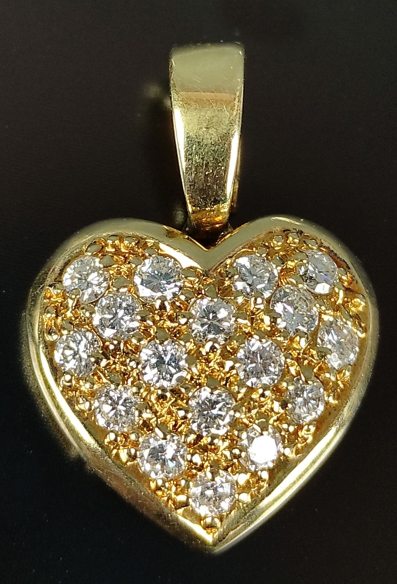 Herz-Anhänger, besetzt mit 17 Brillanten, zusammen um ca. 1ct, W-VS, 750/18K Gelbgold, 4,8g, Länge 