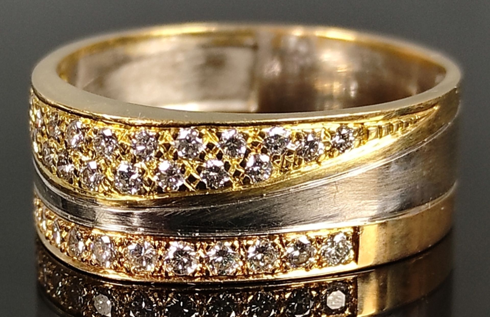 Großer Ring besetzt mit Brillanten, zusammen um ca. 0,8ct, 750/18K Weiß- / Gelbgold, Gewicht 10,3g,
