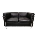 Design-Zweisitzer, Sofa, nach Le Corbusier, Chrom-Gestell, schwarze Lederkissen, 55x130x70cm, in ei
