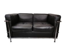 Design-Zweisitzer, Sofa, nach Le Corbusier, Chrom-Gestell, schwarze Lederkissen, 55x130x70cm, in ei