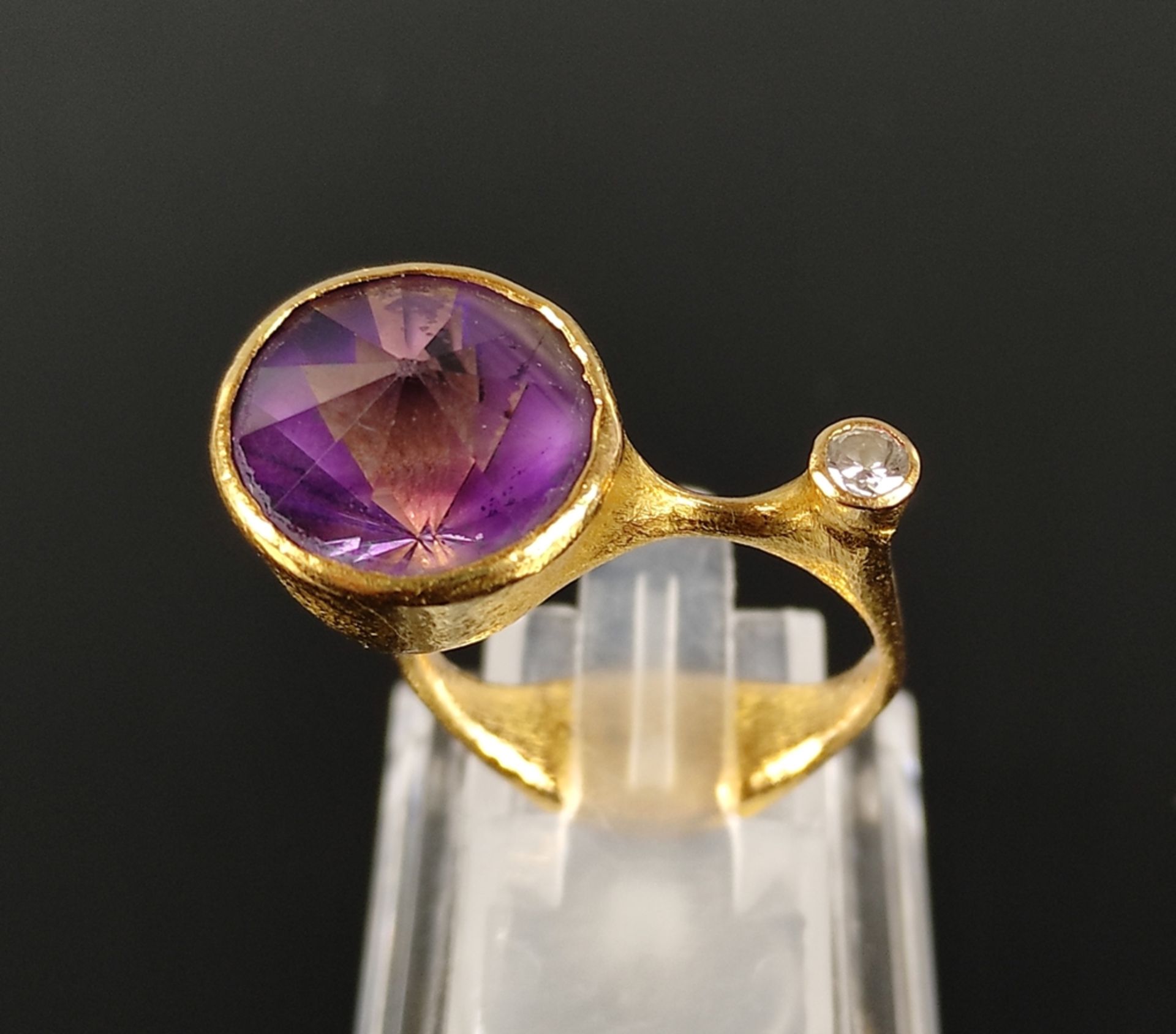 Design-Ring, Zobel, mit großem Spirit-Sun-Cut Amethyst (Munsteiner-Cut) und kleinem Brilliant, um 0 - Bild 4 aus 5