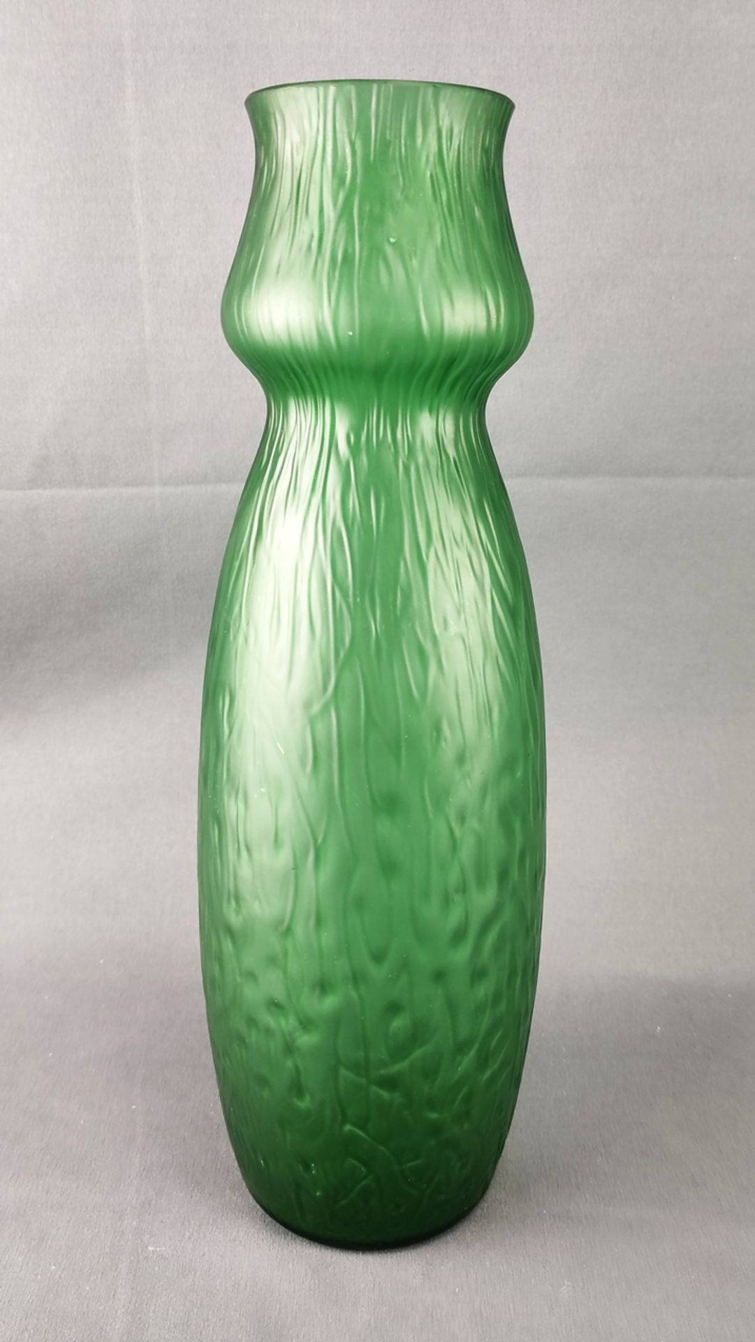 Jugendstil-Vase, hohe schlanke Form, leicht gebaucht, oberer Teile mit Nodus und leicht ausgestellt