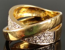 Ring, aus zwei Bögen, einer besetzt mit 39 Brillanten von zusammen um 0,4ct, 750/18K Gelbgold, 6,1g