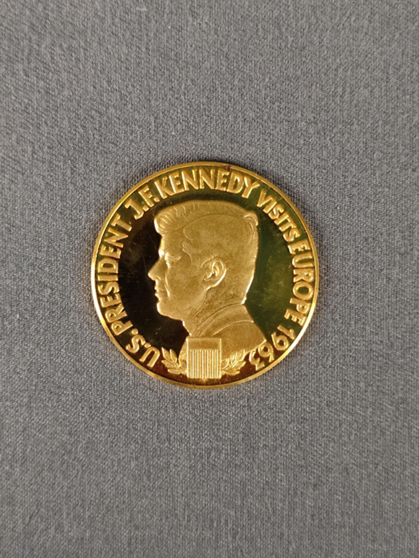 Gold-Medaille, 2,5 Dukaten, John F. Kennedy visits Europe 1963, 980 Gold, 8,6g, Durchmesser 26mm