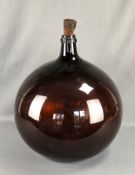 Große Ballonflasche, Weinballon, kugelige Grundform, braunes Glas, 19. Jahrhundert, an der Lippe mi