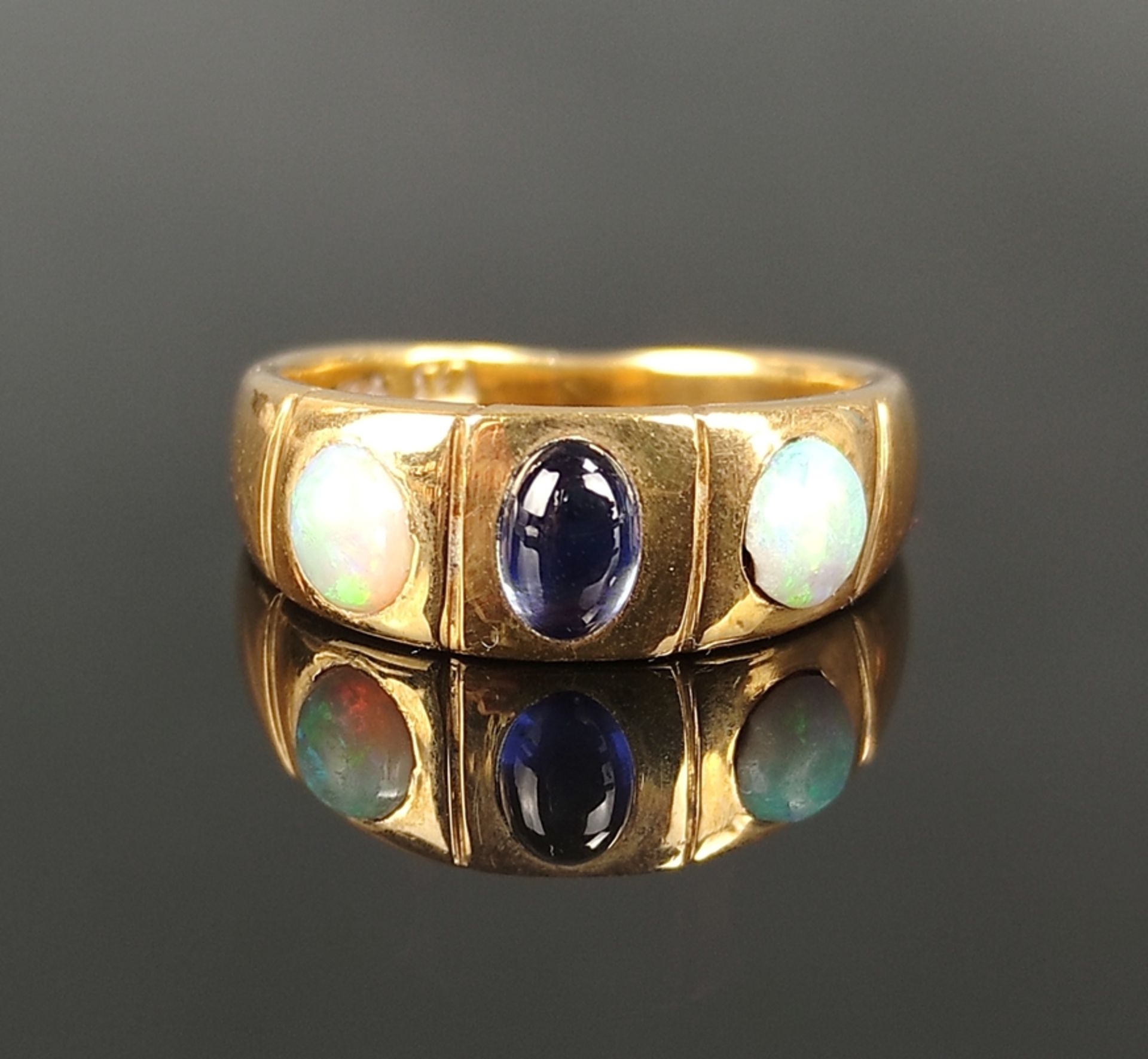 Opal-Saphir-Ring, mittig Saphir-Cabochon (ca.6x4mm), je daneben ein Oval-Cabochon, wohl England, 75 - Bild 2 aus 4