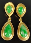 Paar Ohrringe, mit je zwei Jadeit-Tropfen als hängende Elemente, 750/18K Gelbgold, 8,8g, Länge je O