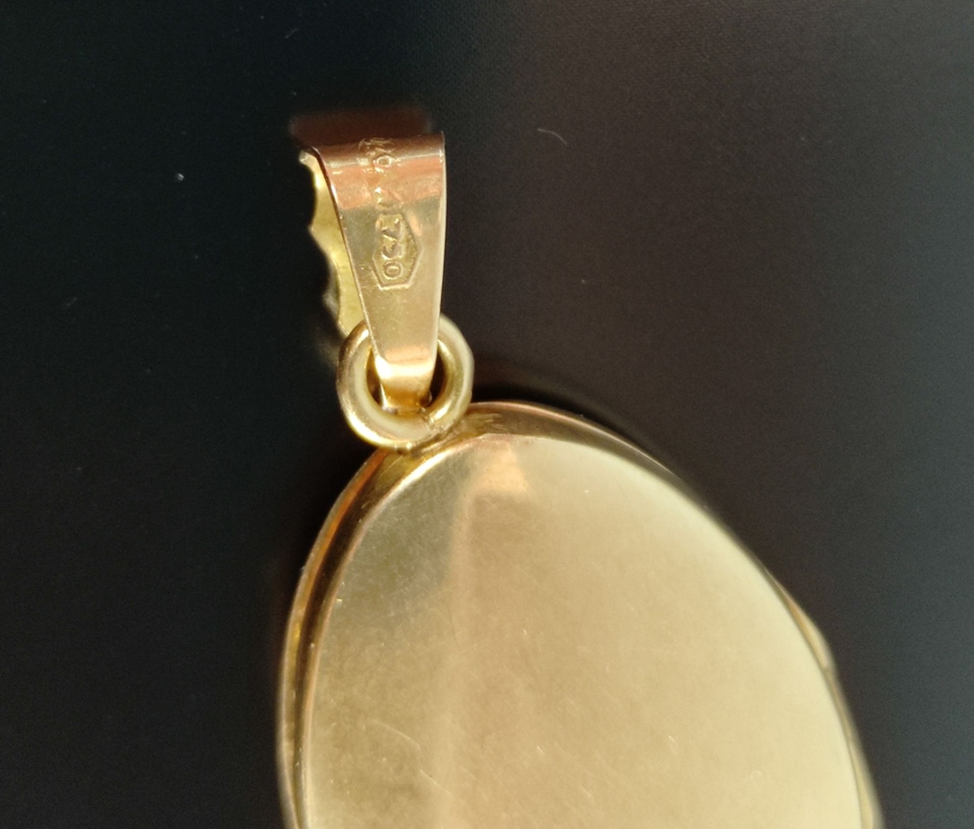 Medallion pendant, hinged, inside with two glass surfaces, oval, front decorated with small flowers - Image 3 of 3