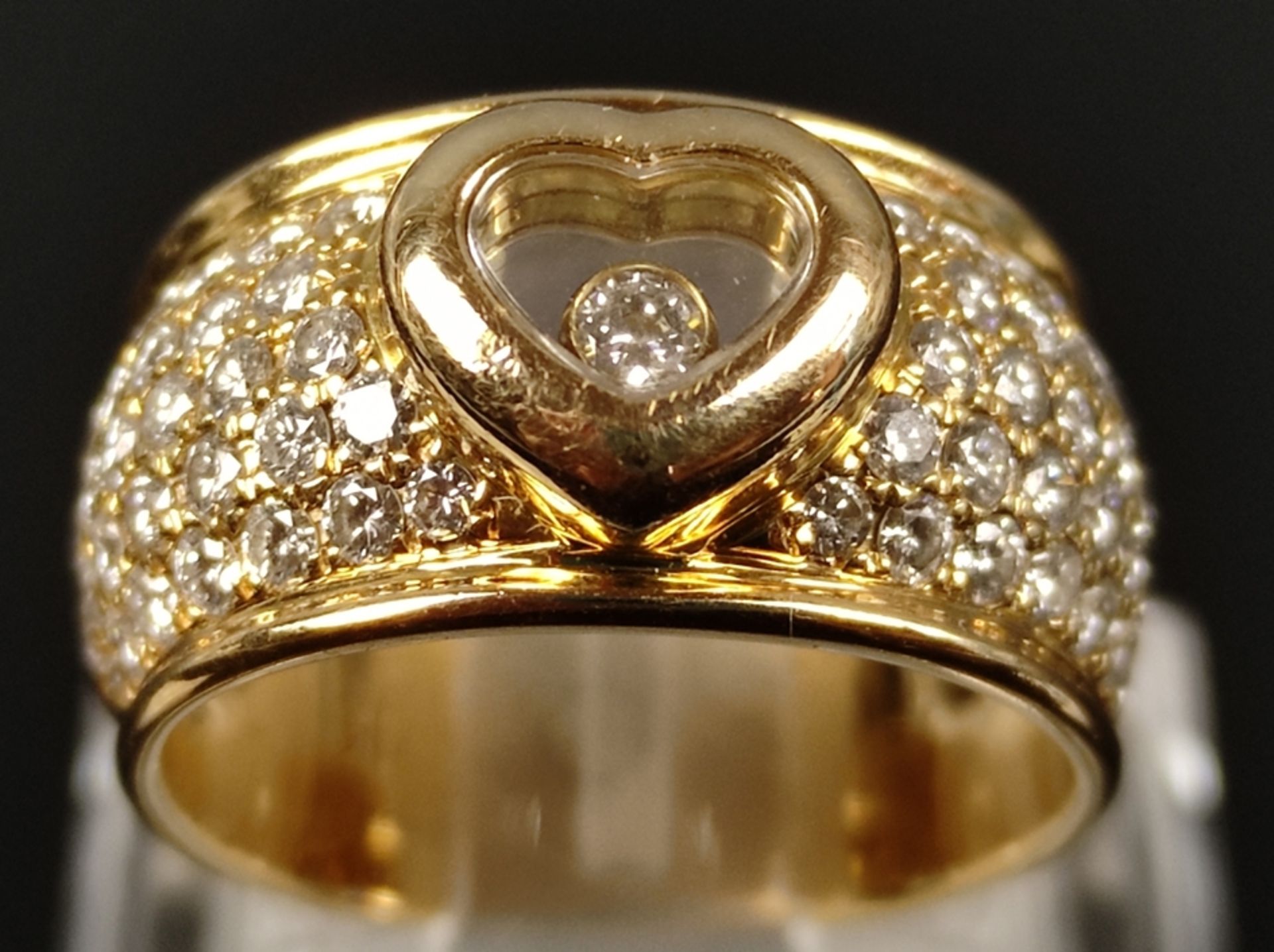 Happy-Diamond-Ring, Chopard, breite Ringschiene besetzt mit Brillanten, mittig Herz mit beweglichem - Bild 3 aus 4