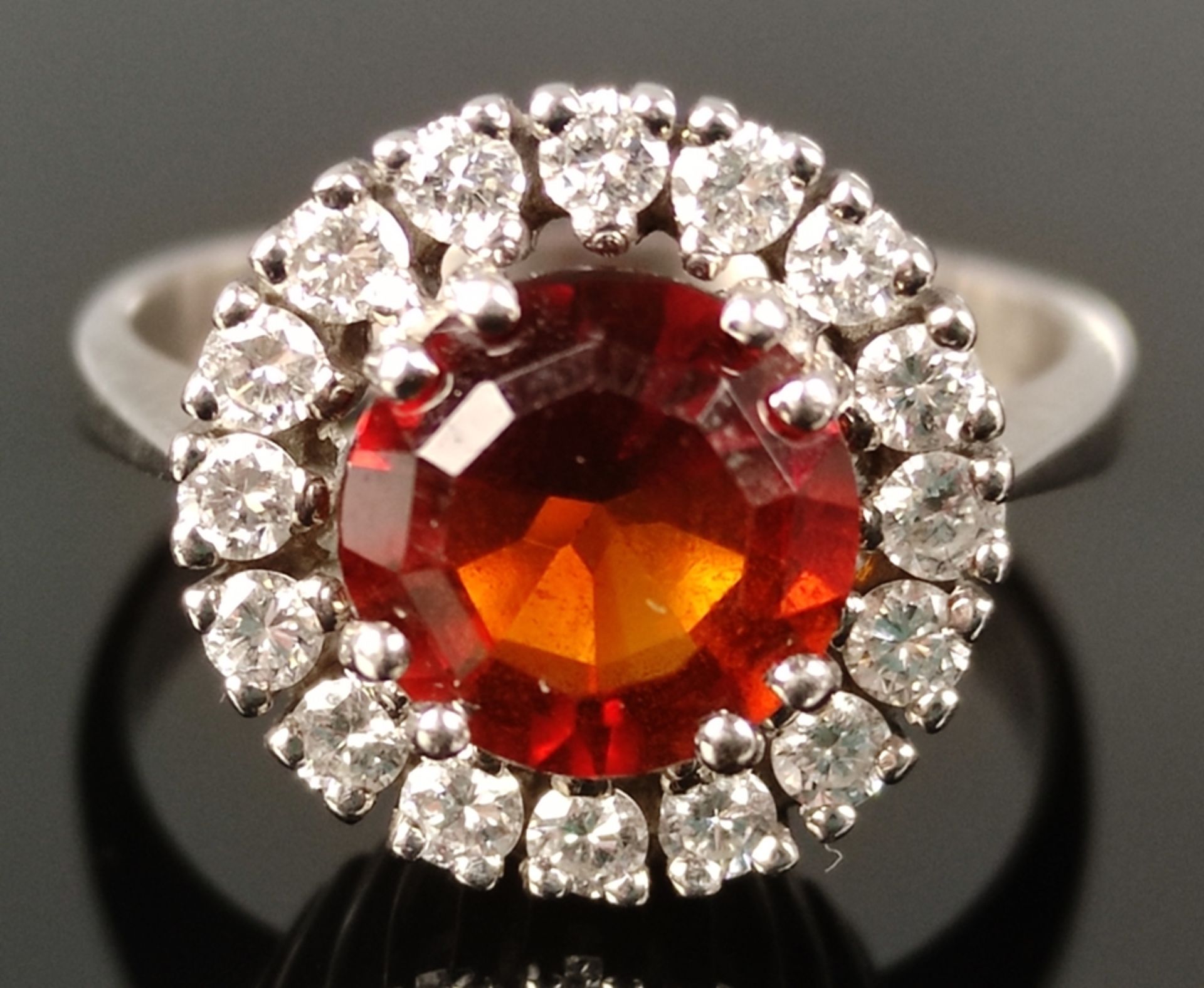 Fire opal ring, around it 16 diamonds around ca. 0,35ct, signed EP, 750/18K white gold, 5,6g, ring  - Image 2 of 3