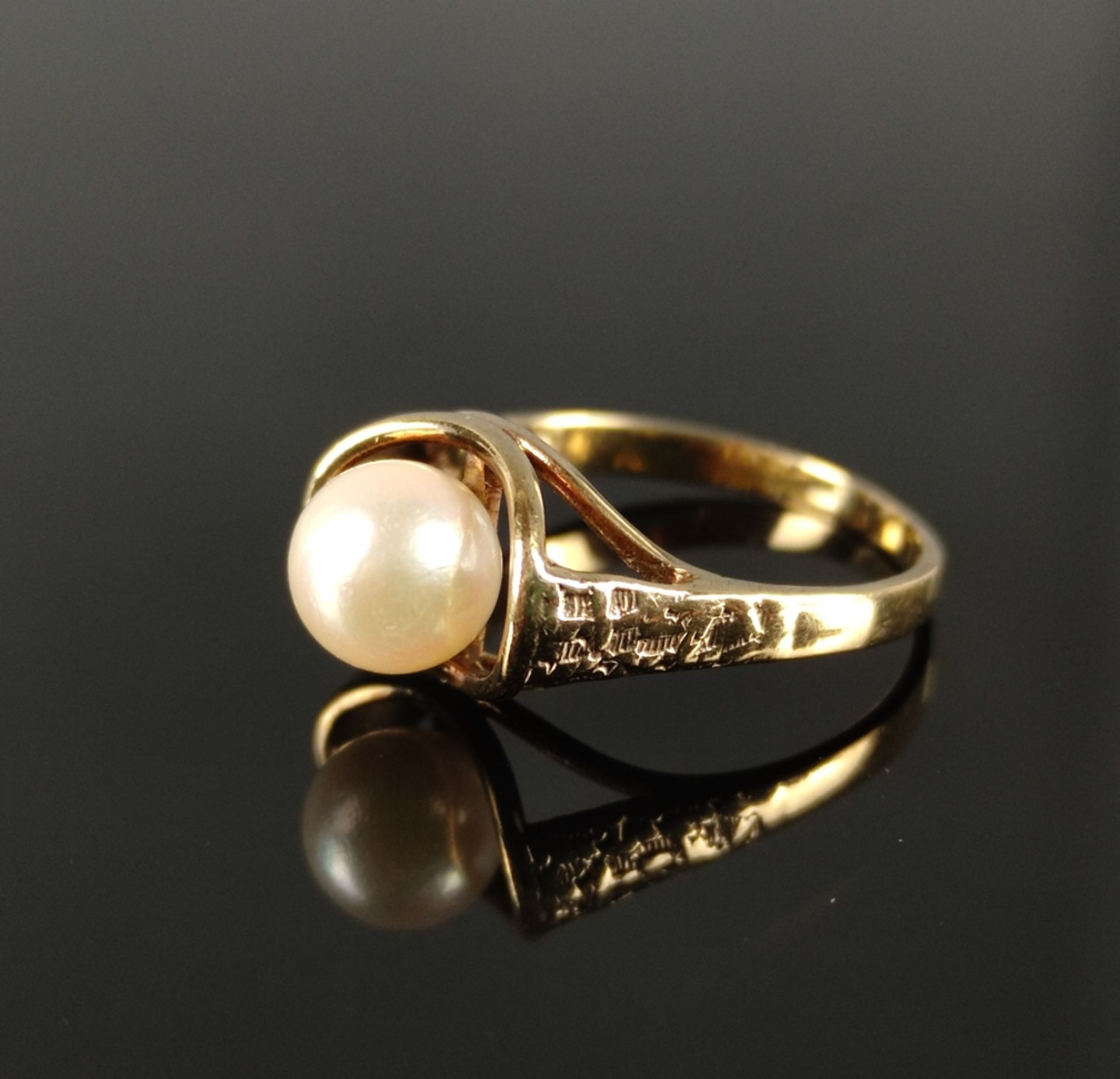 Perl-Ring, mittig runde Perle mit schönem weißen Lüster, 333/8K Gelbgold, 2,1g, Ringgröße 52