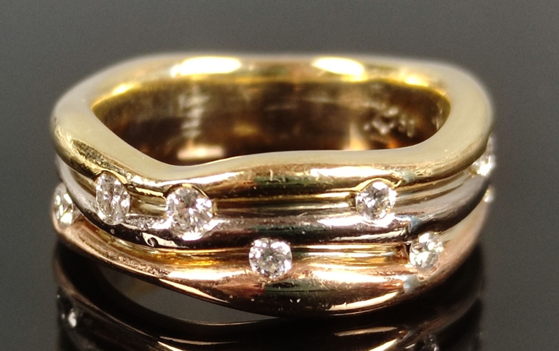 Brillant-Ring, breite Ringschiene, tricolor, besetzt mit 15 Brillanten, 750/18 K Weiß- /Gelb- und R