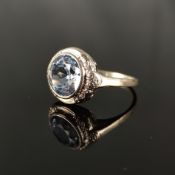 Art-Déco ring set with a round faceted aquamarine spinel in stepped border surrounded by relief orn