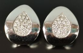 Paar Ohrclips, Dreiecksform mit abgerundeten Ecken, mittig je besetzt mit Brillanten, 750/18K Weißg